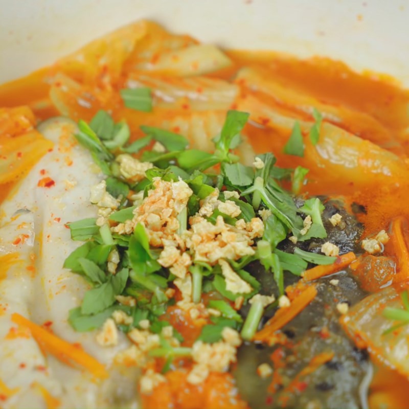 Múc canh kim chi cá hồi ra bát thưởng thức cùng cơm nóng