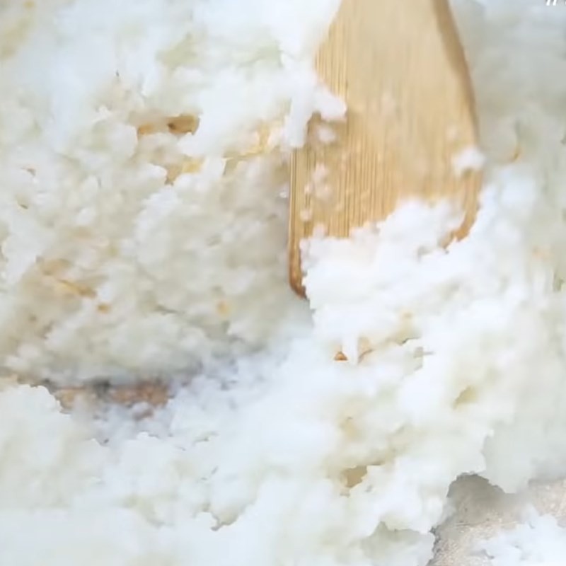 Cháo trắng được nấu sánh mịn, là nền tảng hoàn hảo cho cháo lòng miền Bắc