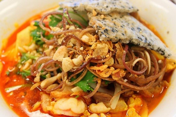 Thành phẩm tô mì Quảng thịt heo hoàn chỉnh sẵn sàng để thưởng thức
