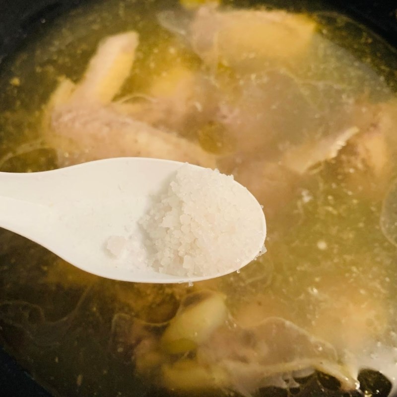 Nồi lẩu gà tiêu xanh đang được hoàn thiện, tỏa hương thơm nồng nàn