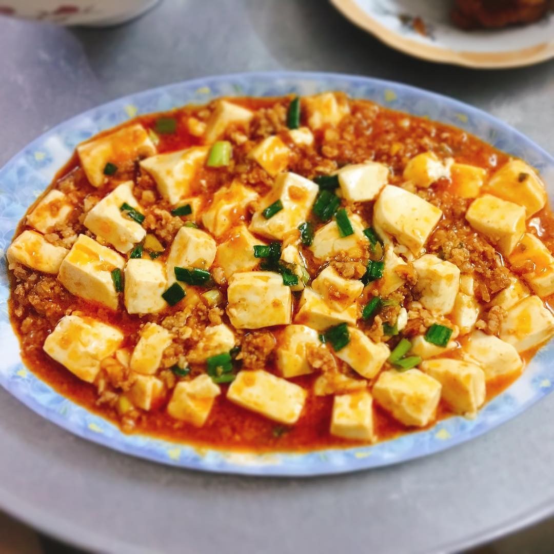 Đĩa đậu hũ Tứ Xuyên nóng hổi, đầy đủ vị cay nồng, thơm lừng đặc trưng của món Mapo Tofu