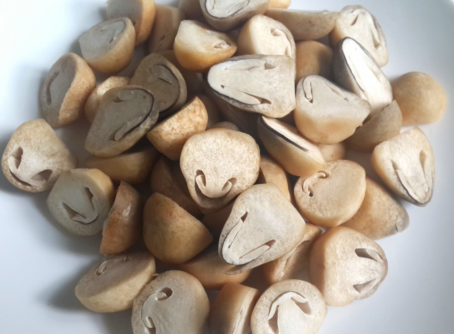 Sơ chế nấm rơm, một bước quan trọng trong cách nấu đậu hũ Tứ Xuyên chuẩn vị