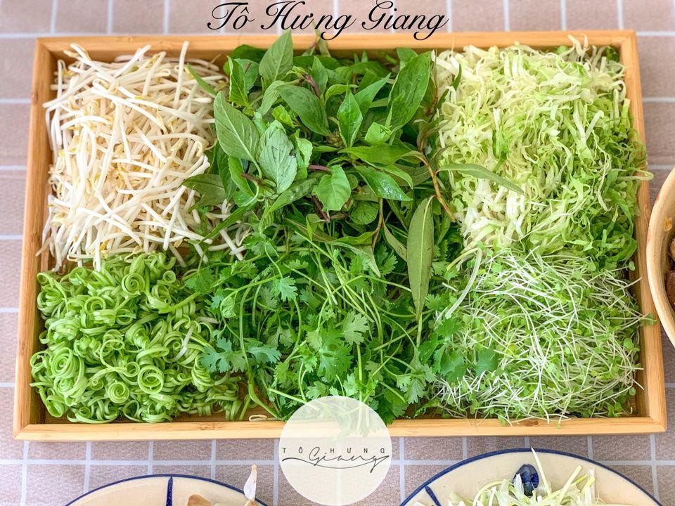 Thịt bò nạm, móng giò và mọc viên đã sơ chế sẵn sàng cho bún bò