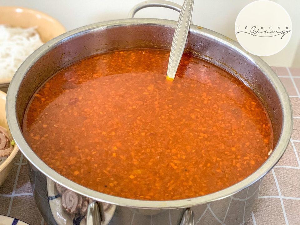Nồi nước lèo bún bò đang sôi liu riu tỏa hương thơm