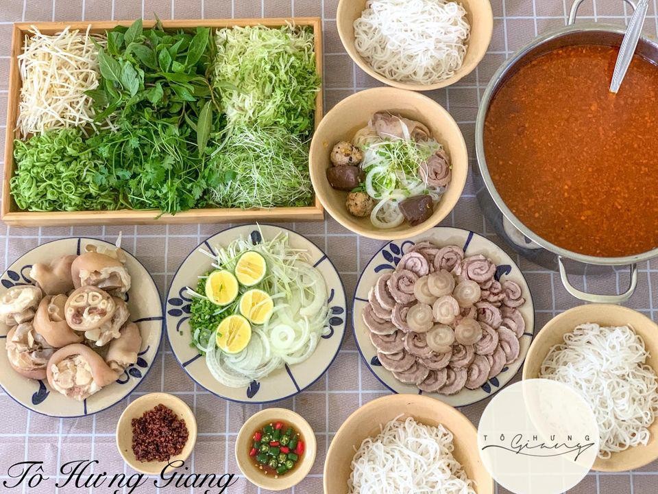 Chuẩn bị đầy đủ các loại topping và rau sống cho bát bún bò Hà Nội