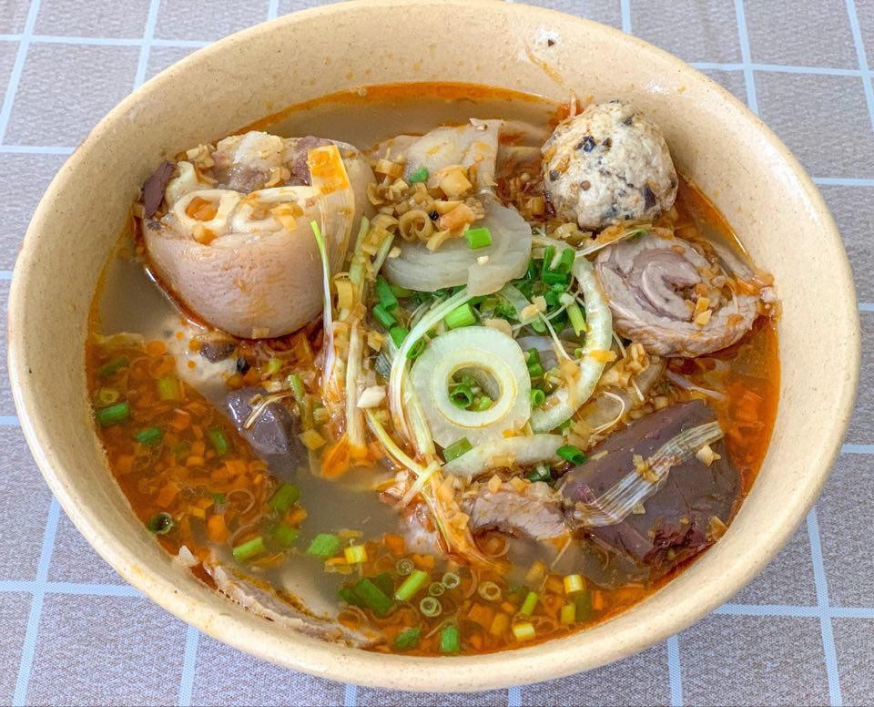 Bát bún bò Hà Nội nóng hổi, hấp dẫn với đầy đủ topping