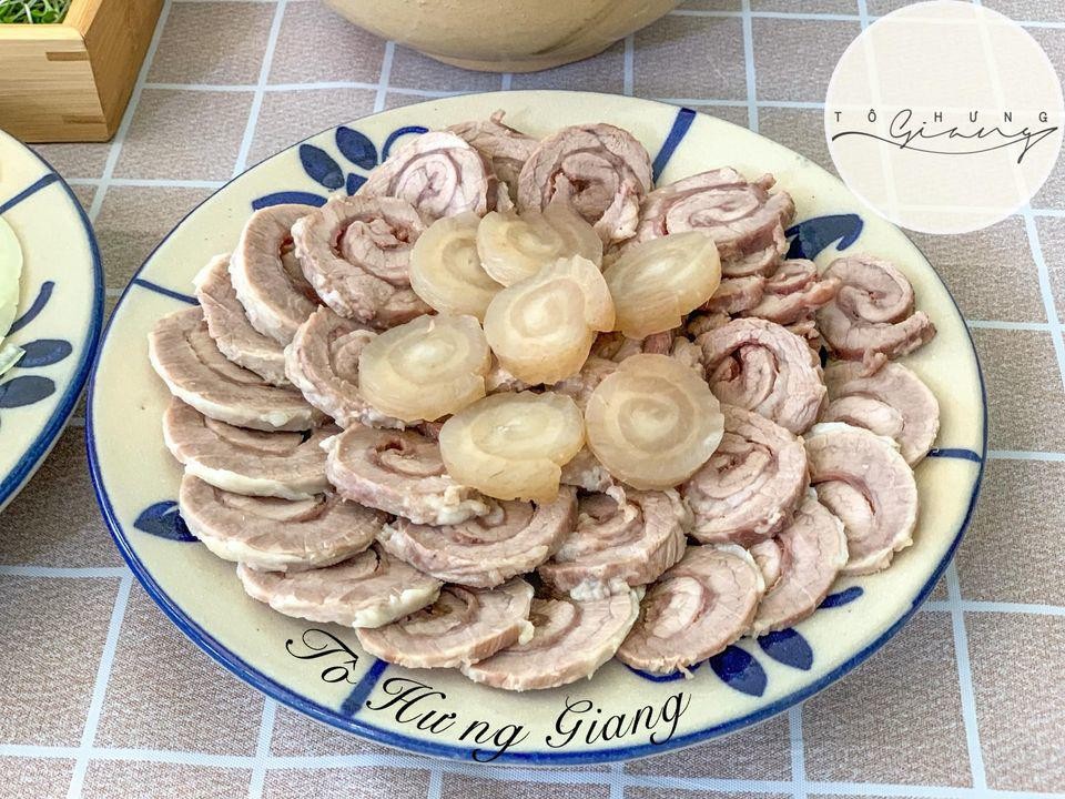 Thái nạm bò mỏng đều, đẹp mắt để chuẩn bị thưởng thức bún bò