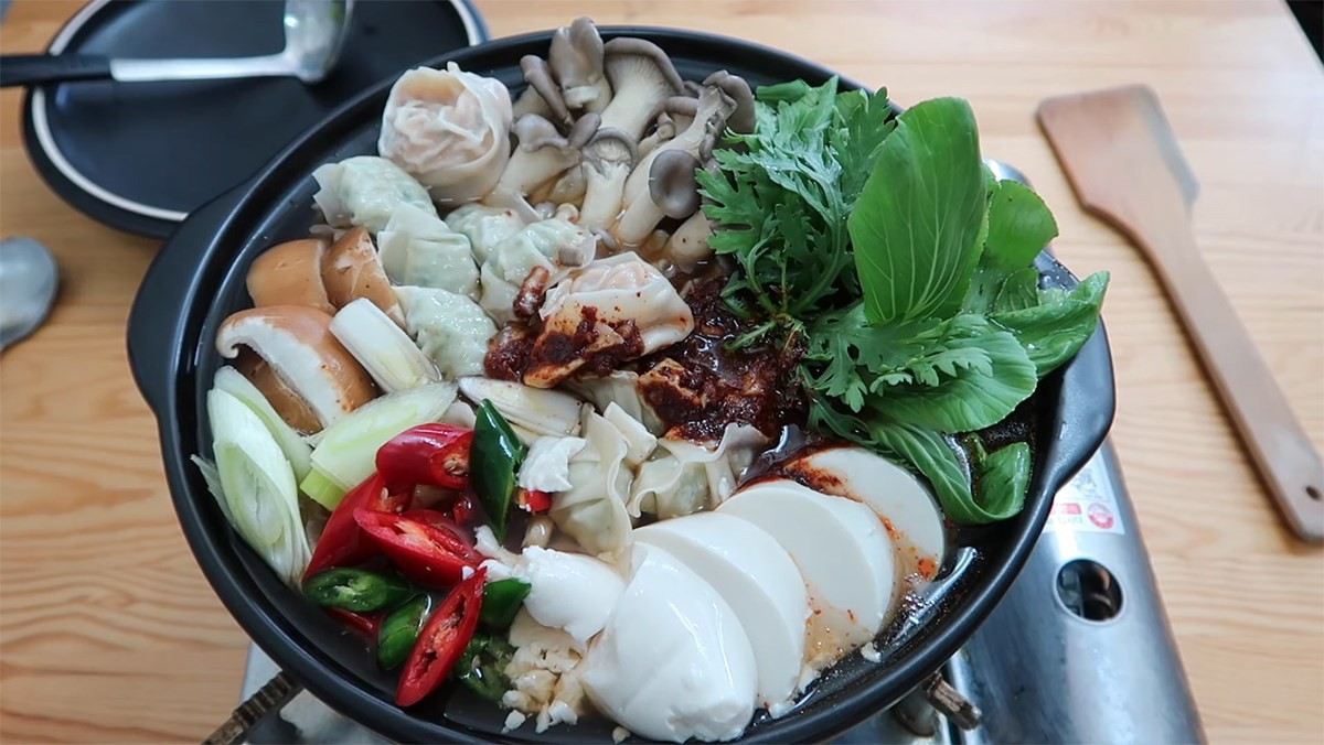 Nồi lẩu há cảo Hàn Quốc cay nóng, thơm ngon, một cách nấu há cảo ngon và hấp dẫn cho bữa tiệc.