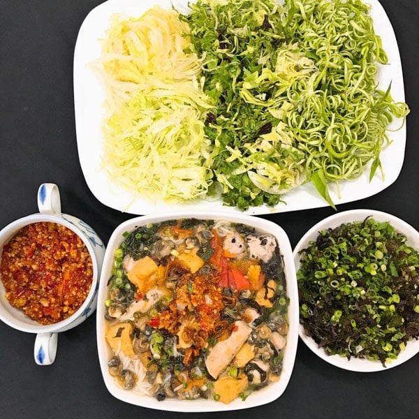 Bát bún ốc nóng hổi, đầy đủ topping hấp dẫn