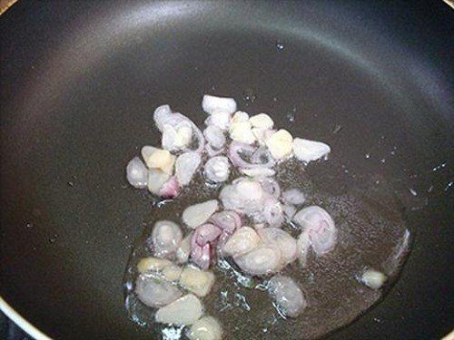 Nồi canh rau ngót thịt băm đang sôi nhẹ trên bếp