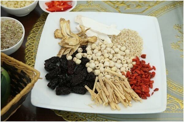 Dừa xiêm và nước dừa tươi nguyên chất dùng trong cách nấu thịt hầm thuốc bắc
