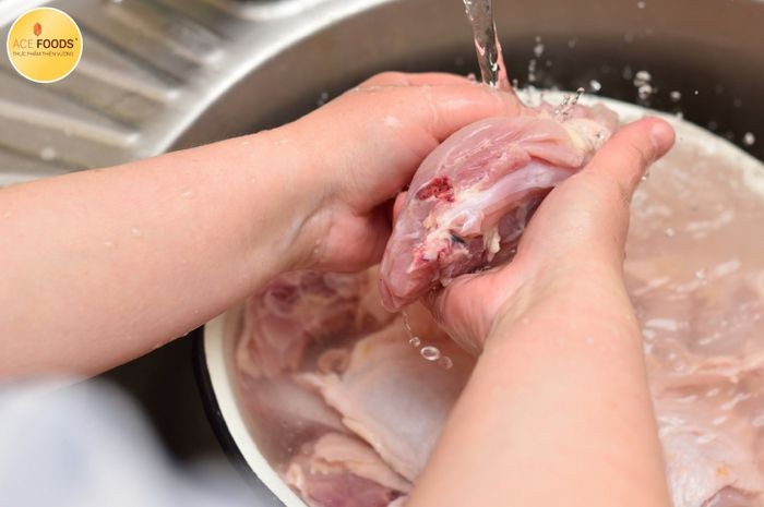 Thịt lợn đã sơ chế để chuẩn bị cho cách nấu thịt hầm thuốc bắc