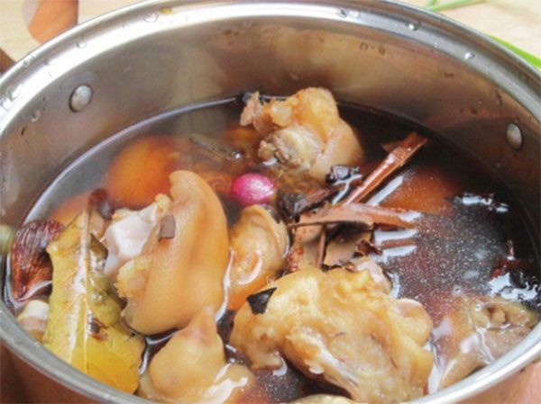 Nồi thịt hầm thuốc bắc đang được nấu với các loại thảo dược, nấm và cà rốt