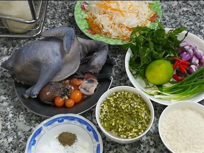 Chuẩn bị nguyên liệu nấu cháo gà đậu xanh cho bé: gạo, đậu xanh, thịt gà