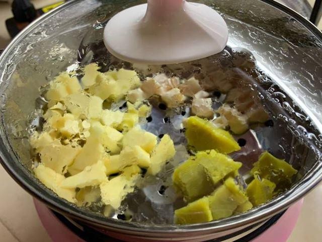 Nghiền khoai lang mịn cho món cháo thịt gà khoai lang của bé