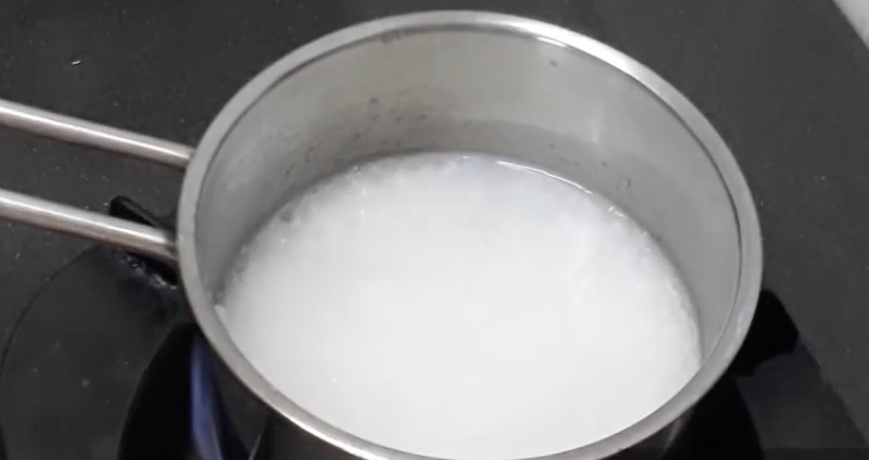 Cháo rong biển với rau củ hỗn hợp.