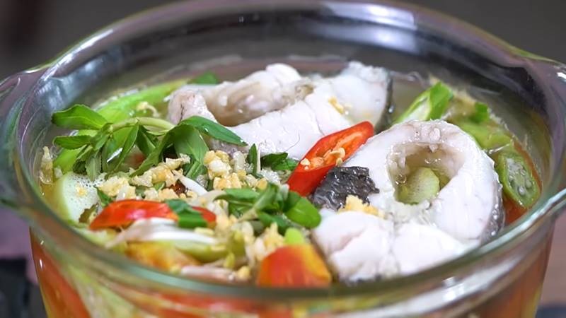 Tô canh chua cá lóc miền Trung hoàn chỉnh, với cá lóc, rau củ và rau thơm được sắp xếp đẹp mắt