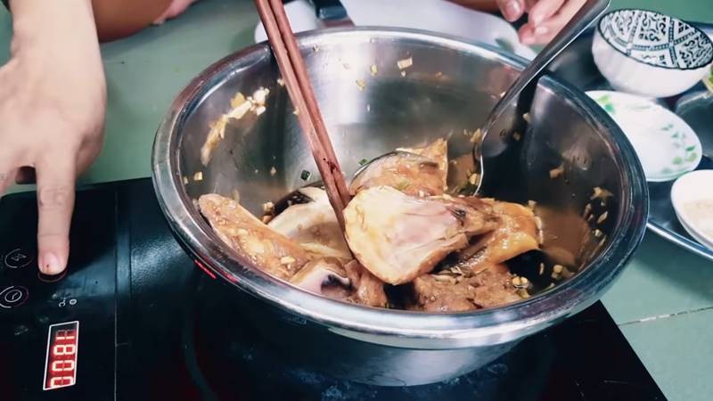 Ướp gia vị cho cá hồi để món cá kho lạc thêm đậm đà