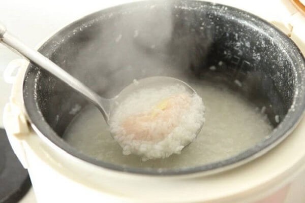 Nồi cháo gà đậu xanh thơm lừng đã hoàn thành, sẵn sàng cho bé yêu