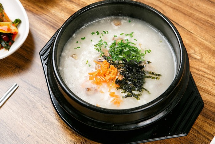Sơ chế cá hồi cho món cháo rong biển.