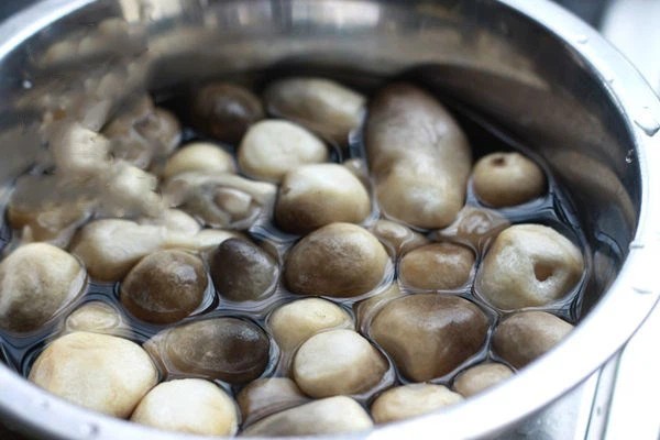 Nấm rơm được sơ chế cẩn thận trước khi cho vào cháo cá lóc đậu xanh