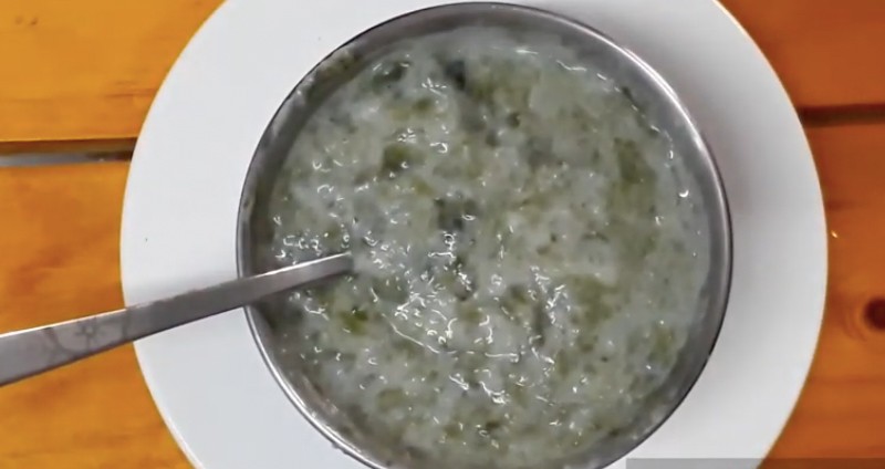 Cháo trứng rong biển đang được nấu.