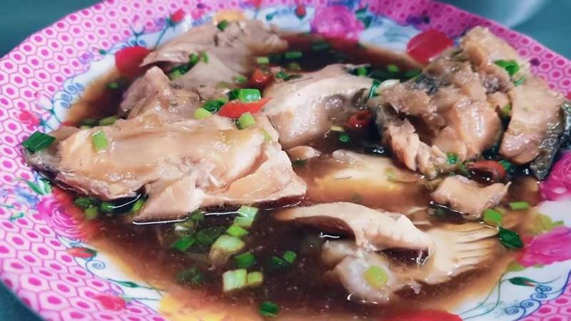 Món cá kho lạc hoàn thành, màu sắc hấp dẫn chuẩn bị thưởng thức