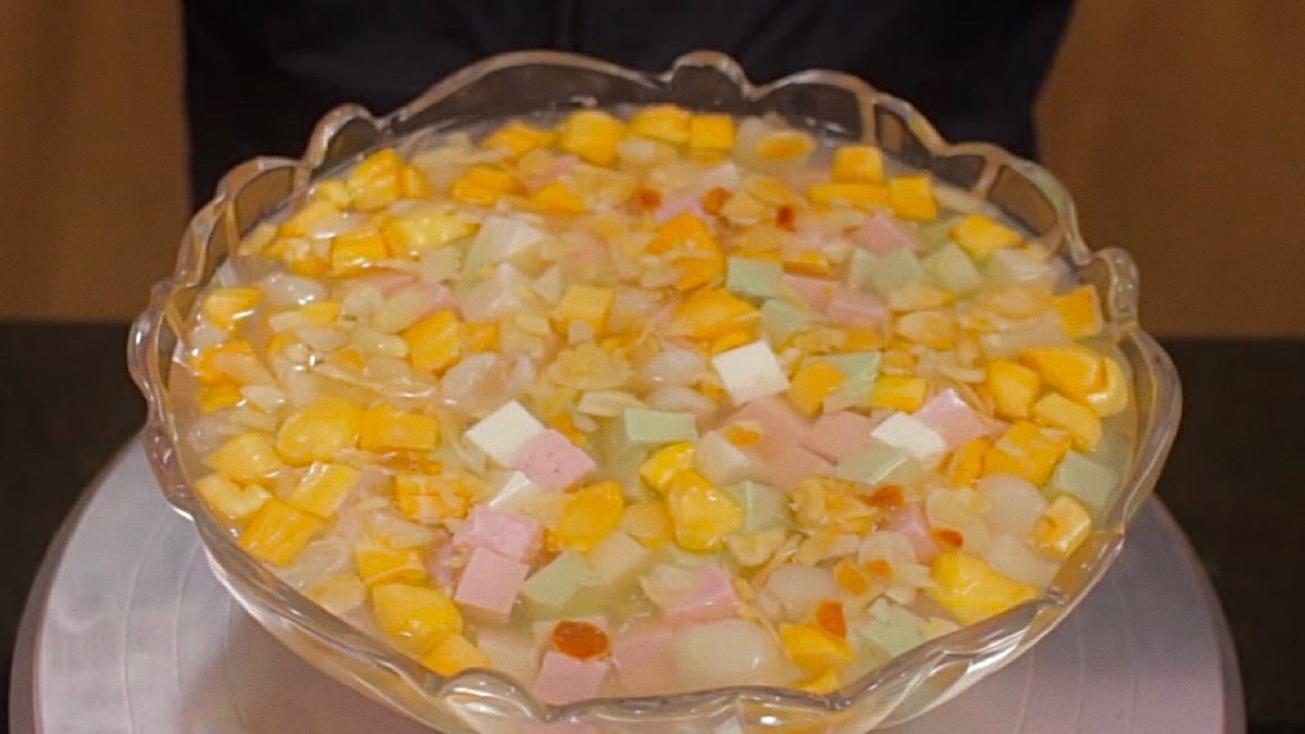 Chè khúc bạch trái cây là món tráng miệng phổ biến và hấp dẫn