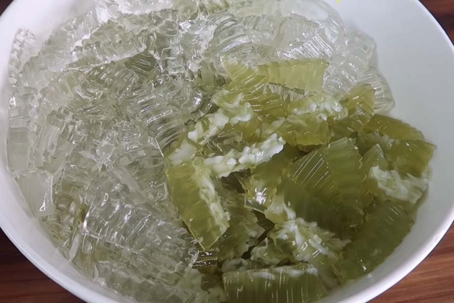 Cắt rau câu lá dứa và rau câu trắng thành khối vuông nhỏ, sẵn sàng cho món chè thái