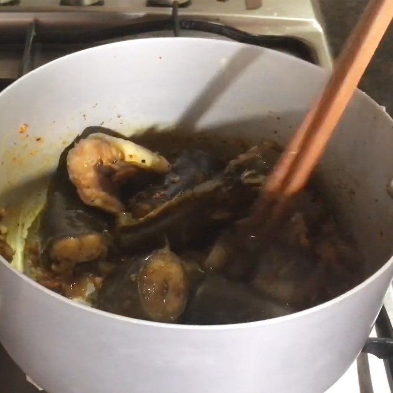 Kho cá chình trên bếp lửa vừa để thịt cá săn chắc