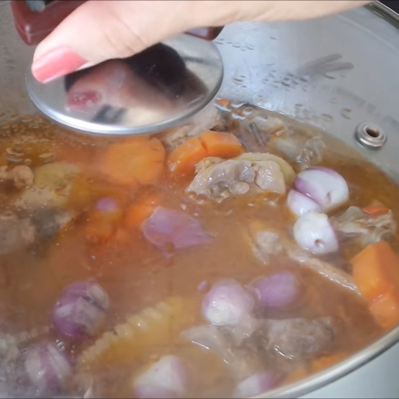 Kho nguyên liệu gà nấu cá mòi