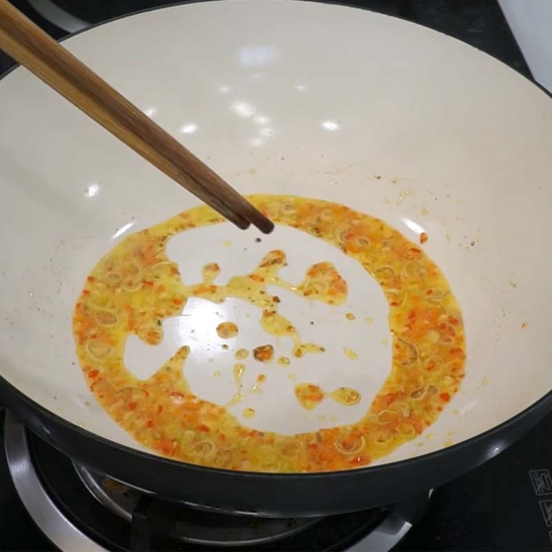 Xào thịt gà đã ướp với sả ớt phi thơm