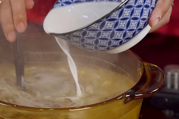 Khuấy đều liên tục khi xuống bột năng