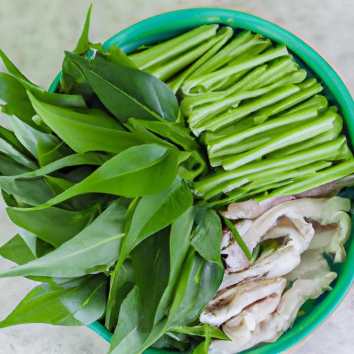 Lá rau tầm bóp tươi và thịt heo đã được cắt lát