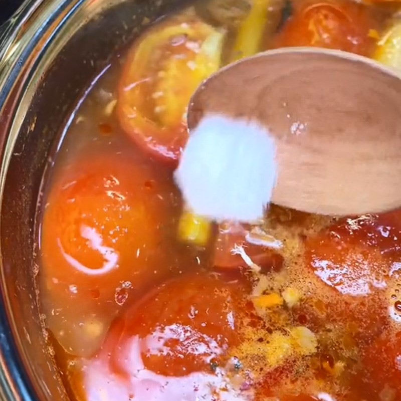 Khuấy đều nước dùng cá mòi hộp