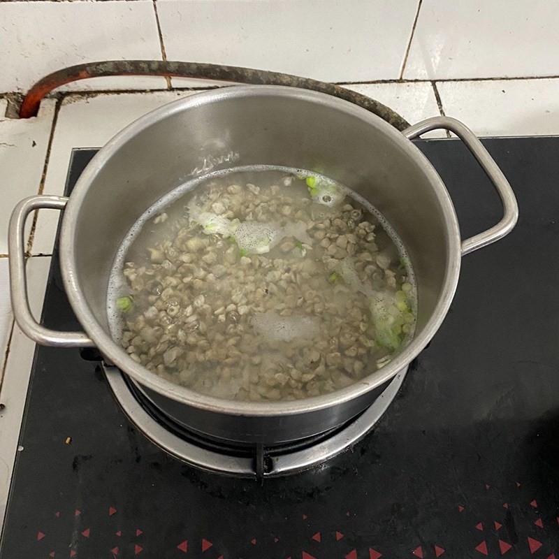 Nồi nước dùng hến đang sôi, chuẩn bị cho canh hến mồng tơi