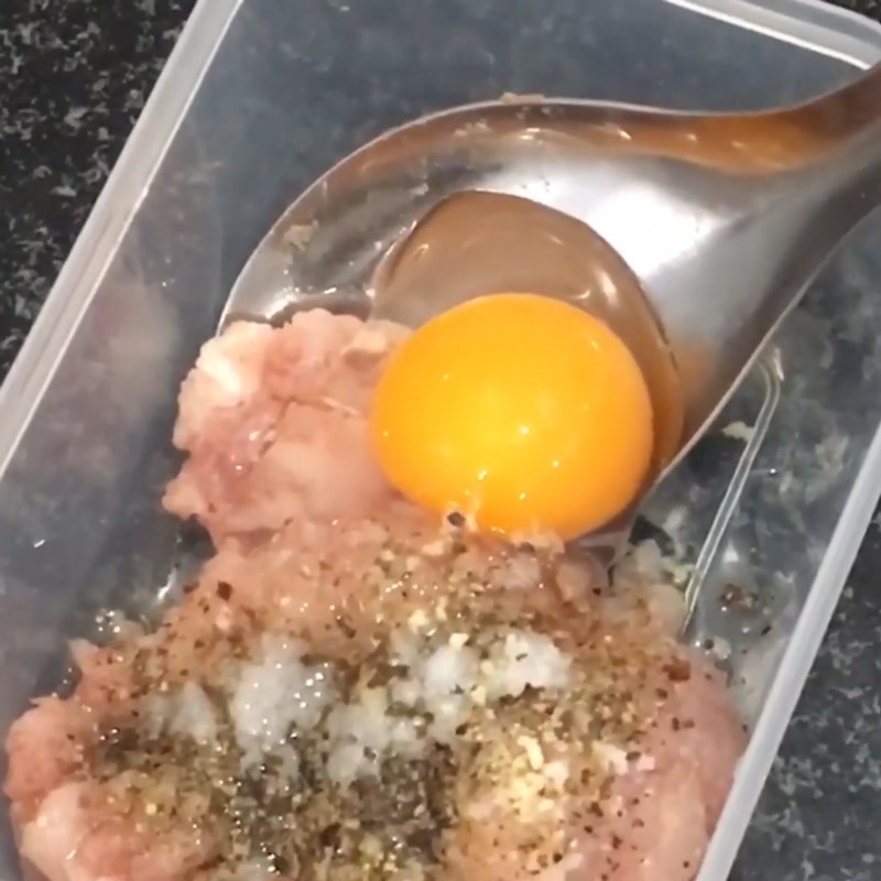 Hỗn hợp chả cua thịt băm đã trộn đều
