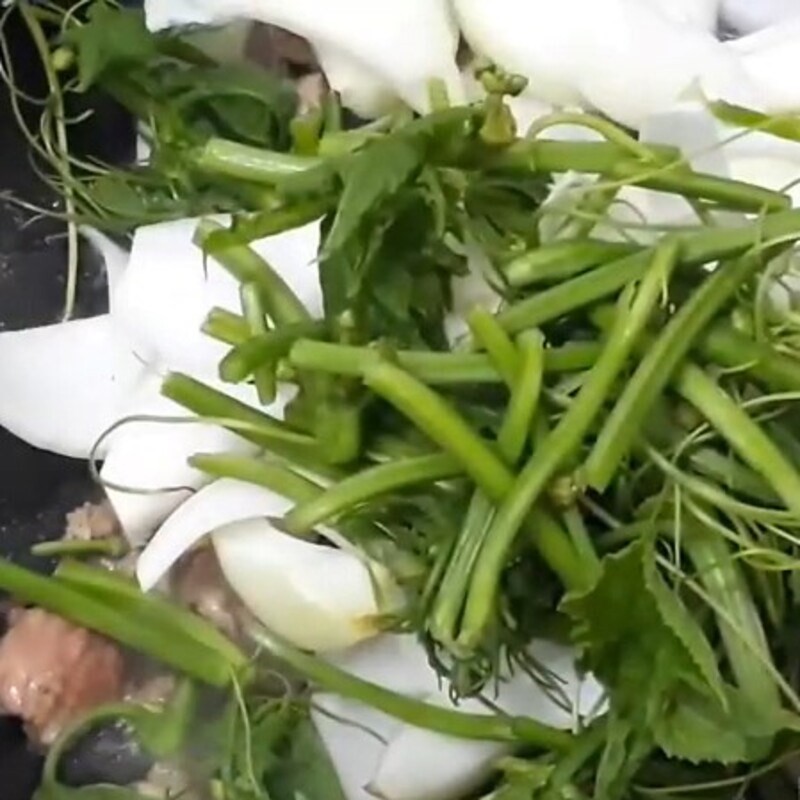 Thêm ngọn mướp và hành tây vào chảo xào cùng thịt bò để tạo nên món mướp xào thịt bò hấp dẫn