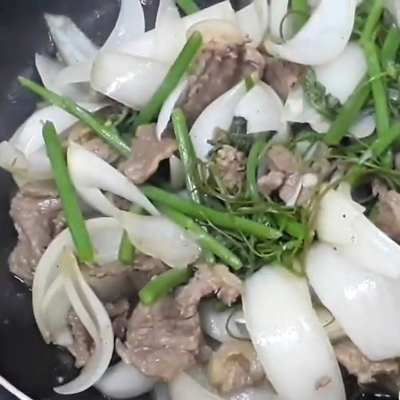 Món mướp xào thịt bò đã hoàn thành, rau củ và thịt bò chín đều, thơm ngon