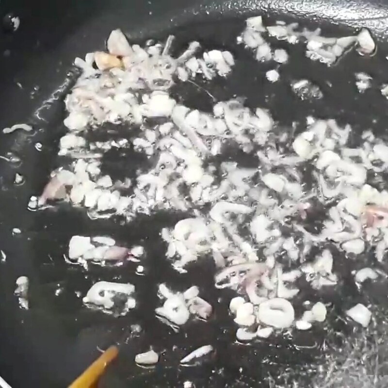 Phi thơm hành tỏi băm nhỏ trong chảo nóng để bắt đầu xào thịt bò và mướp