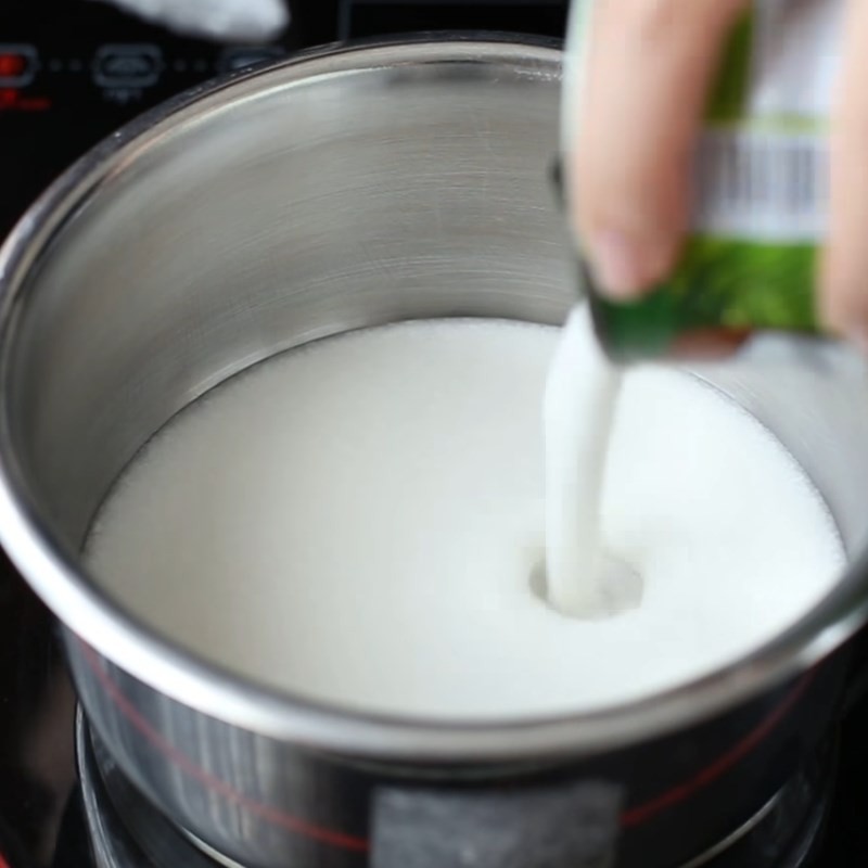 Nấu sôi nước cốt dừa cho chè bưởi