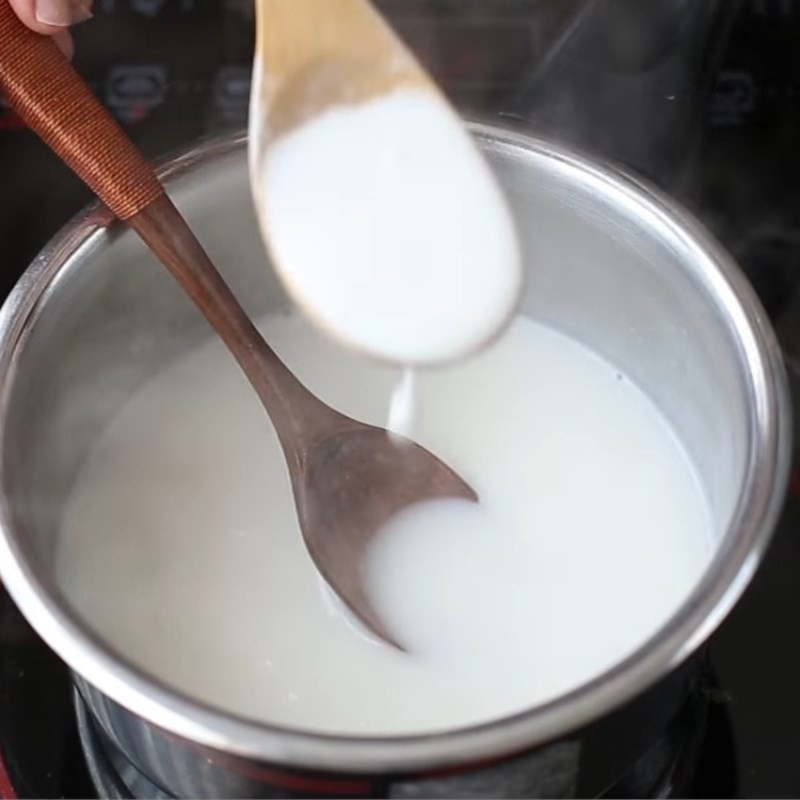 Khuấy đều cốt dừa khi cho bột năng vào
