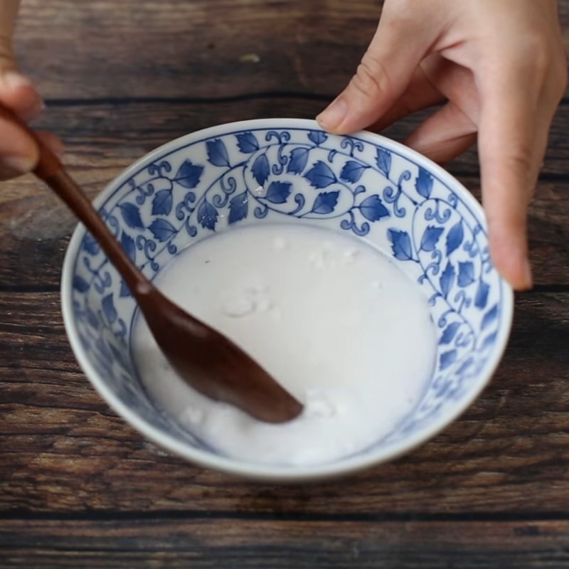 Nước cốt dừa sánh mịn đang được đun để ăn kèm chè đậu đen bột báng