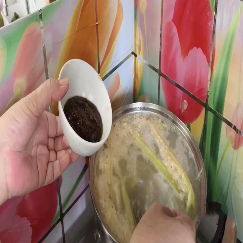 Nêm gia vị và thêm chao, mắm đậu vào nồi nước lèo