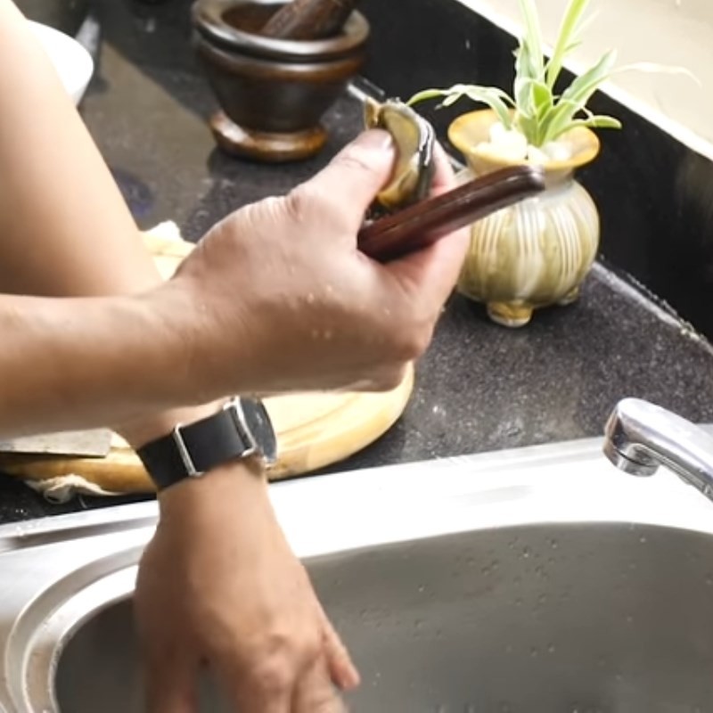 Các miếng thịt ốc nhồi giòn ngon, chuẩn bị cho bước chế biến tiếp theo
