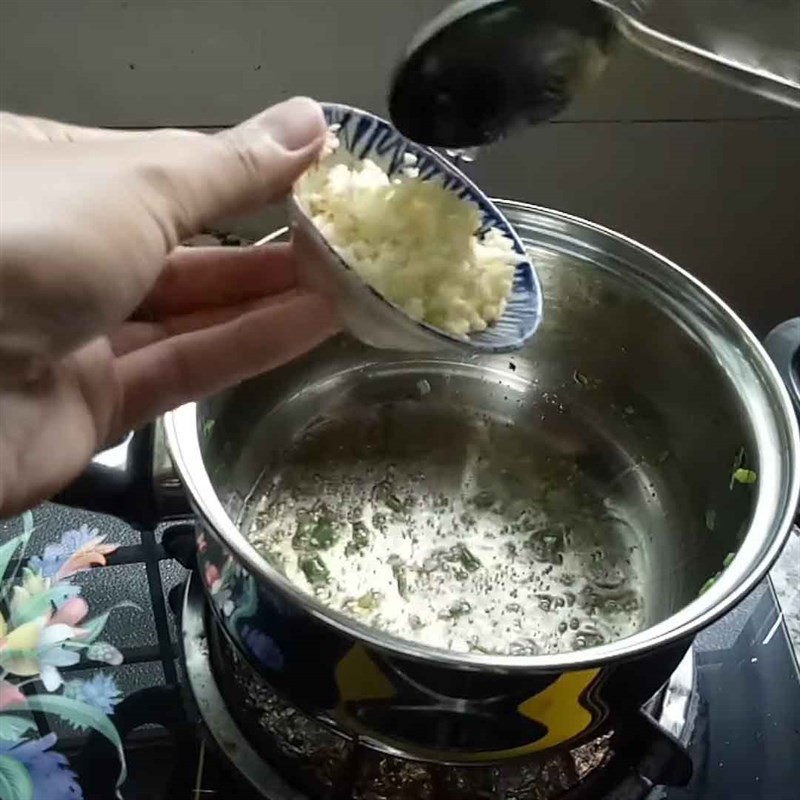 Quá trình chuẩn bị hành và tỏi phi thơm cho nước sốt