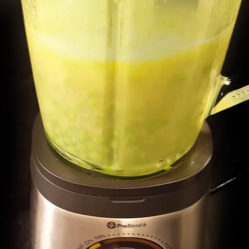 Sữa Half and Half đang được đổ vào máy xay cùng đậu Hà Lan, giúp tạo độ béo và sánh mịn cho súp kem đậu Hà Lan