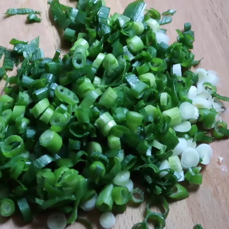 Thịt ba chỉ thái mỏng đang được chiên giòn để làm tóp mỡ, gia vị không thể thiếu cho món cơm hấp