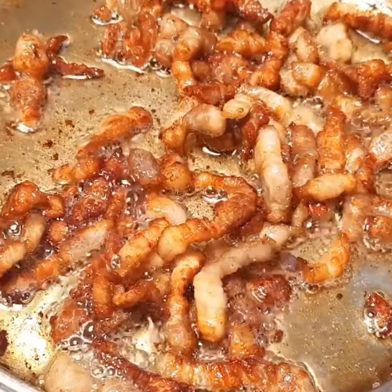 Thịt ba chỉ được chiên vàng ươm, tạo ra tóp mỡ béo ngậy để ăn kèm cơm hấp