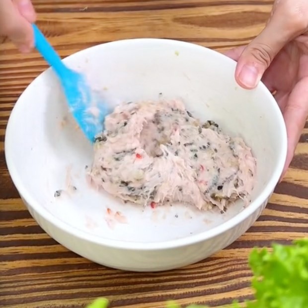 Các viên mọc ốc tròn đều, sẵn sàng cho vào nồi nước dùng bún ốc